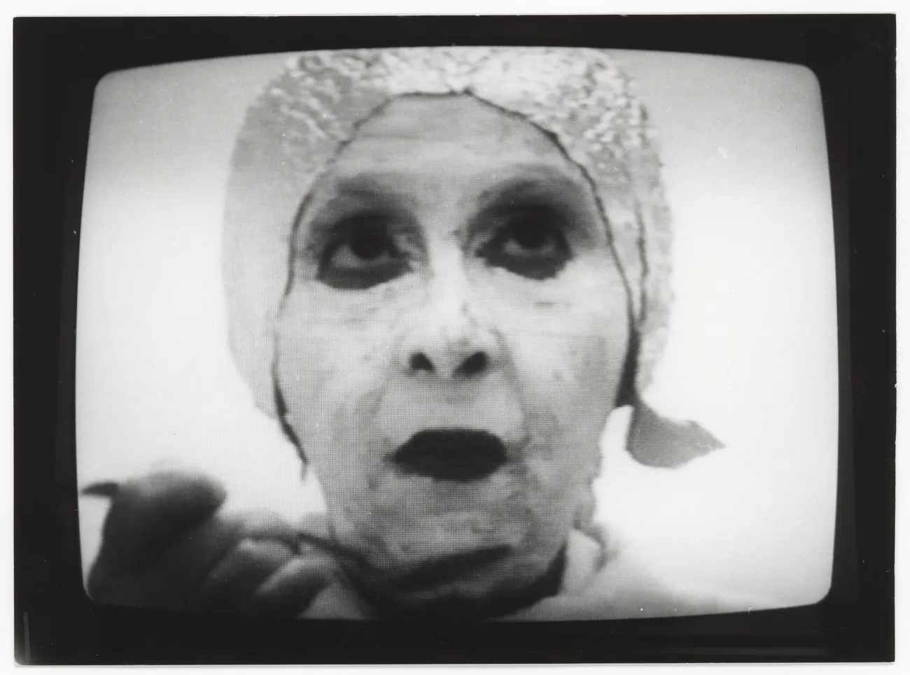 Geta Brătescu, Earthcake, video, camera Alexandru Solomon, expoziția ”Pământul”, 1992, captură ecran, copyright Galeria Ivan, Alexandru Solomon.