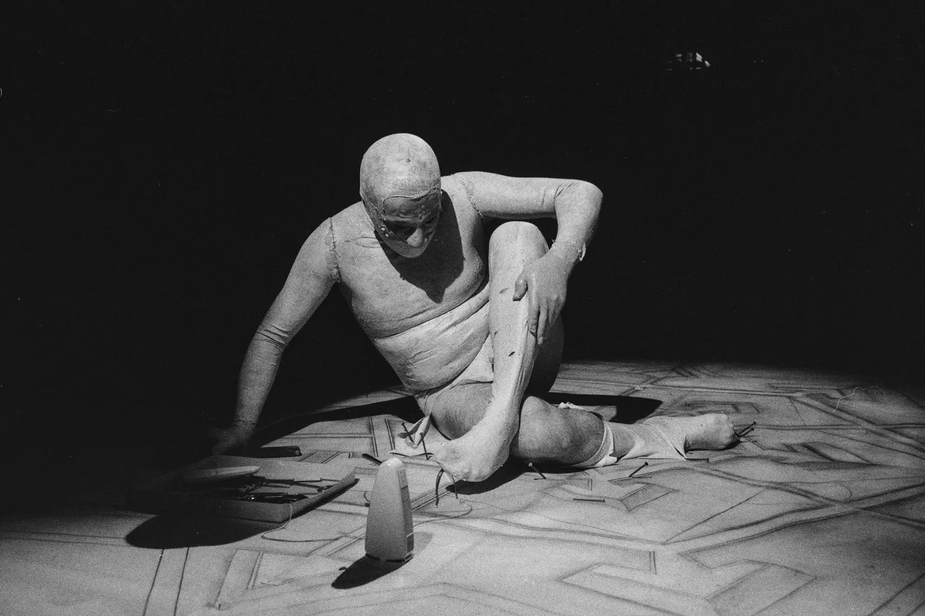 Alexandru Antik, Lepădarea pielii, Zona 2, 1996, foto Barabás Zsolt, copyright Arhiva Festivalului Zona